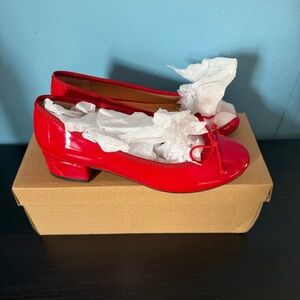 Steve Madden Size 6.5 Red Patent leather low heel round toe with bow.